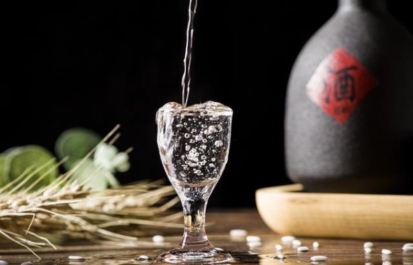 吃晚饭时，长期喝二三两白酒的人，最后身体都怎样了？告诉你真相