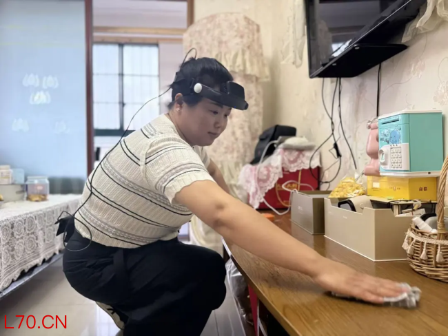 △宿迁湖滨社区居民做家务的同时采集具身数据