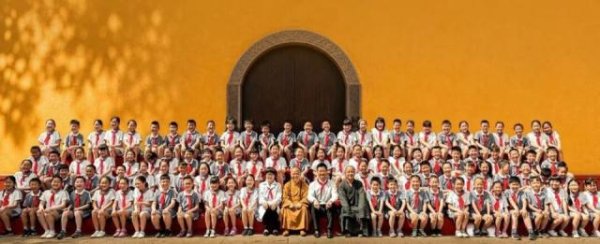 汶川地震寺庙破戒收留待产孕妇，108名婴儿降生，“罗汉娃”们参加高考了